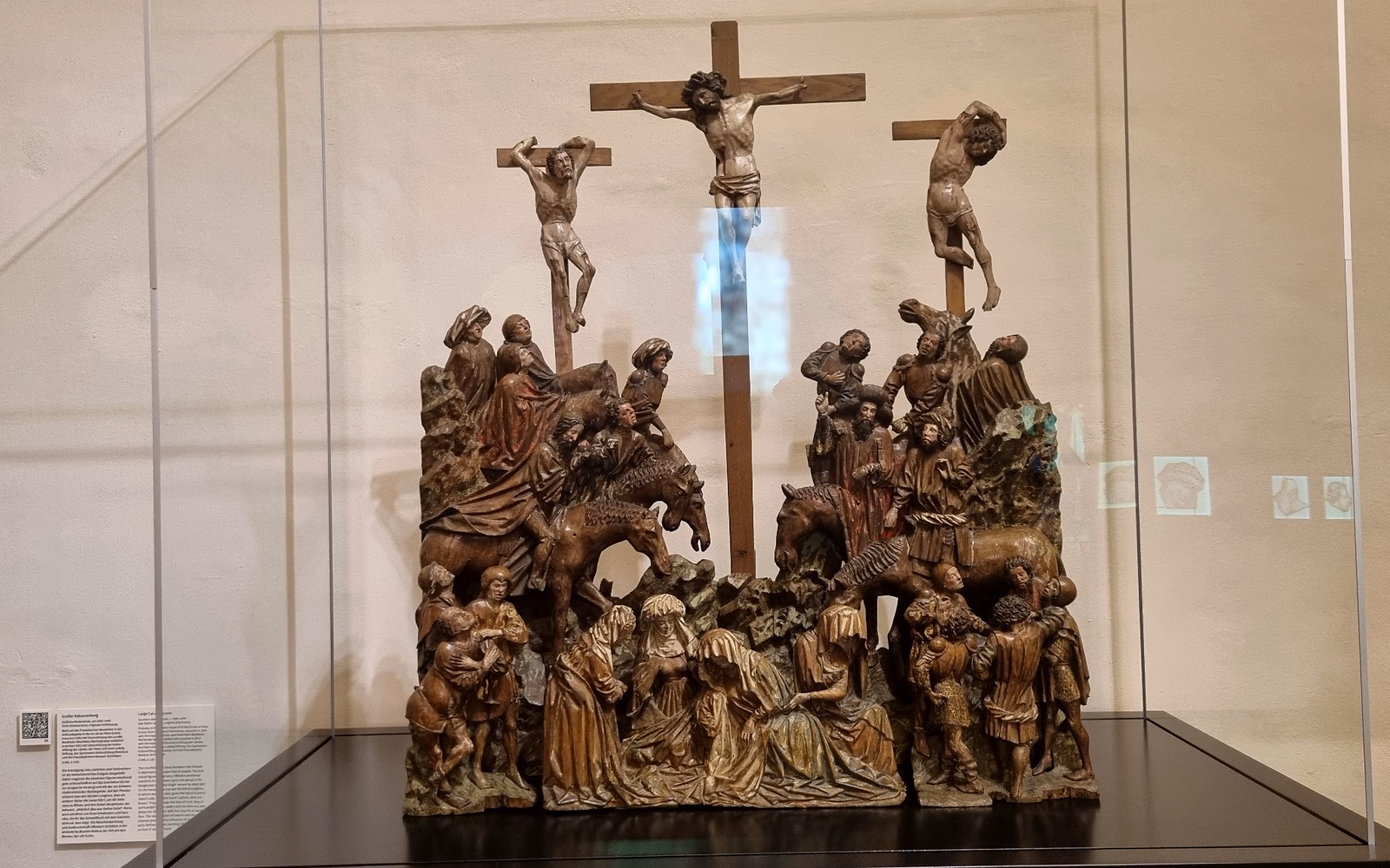 Figurenreiche Kreuzigungsgruppe in der ständigen Sammlung des Museums Schnütgen.