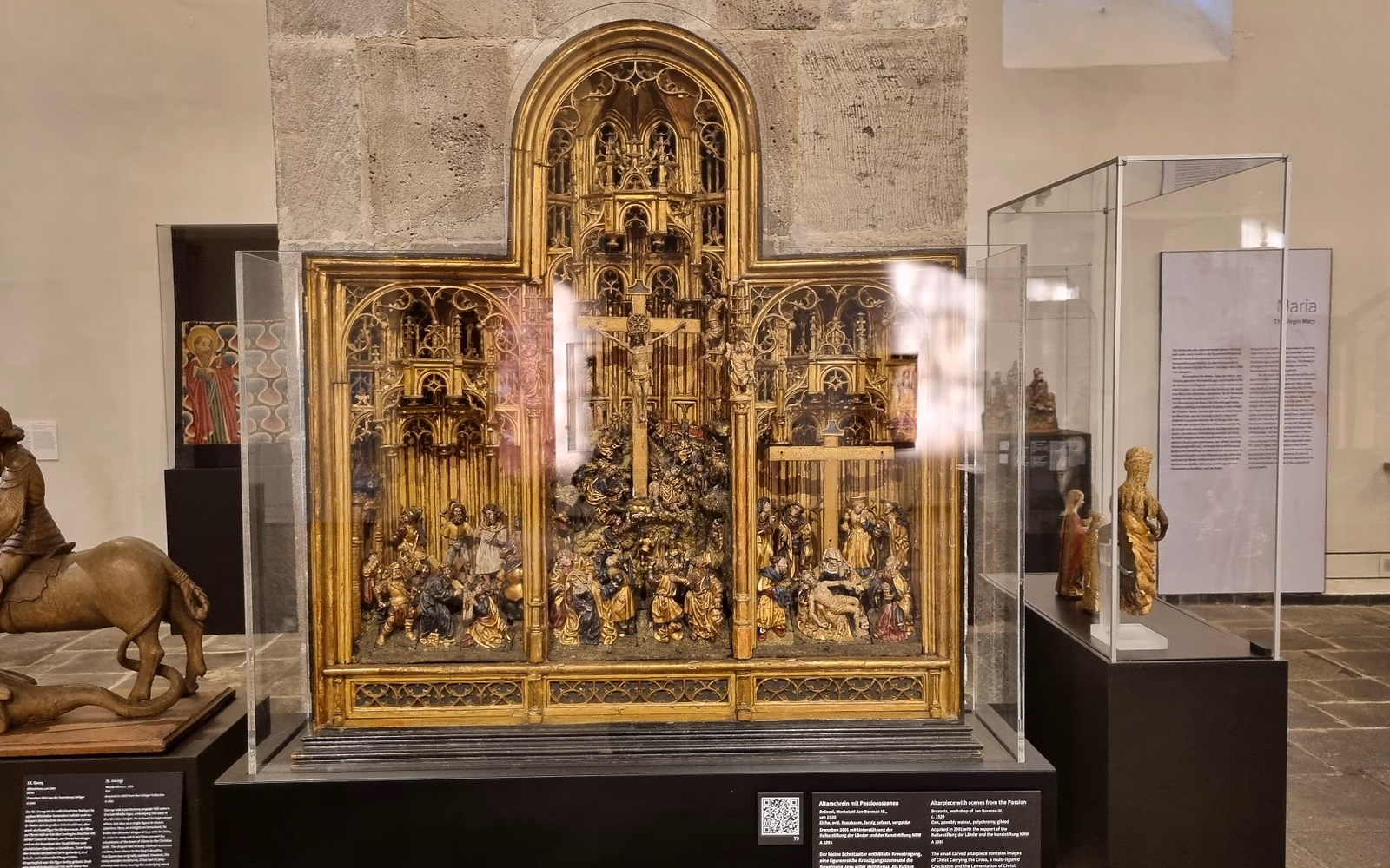 Vergoldeter Passionsaltar im Museum Schnütgen, aufgenommen während des Besuchs.