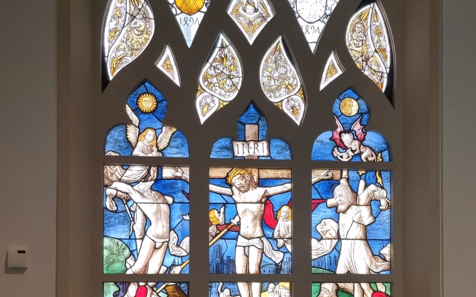 Mittelalterliches Glasfenster mit biblischen Szenen aus der Sammlung des Museums Schnütgen.