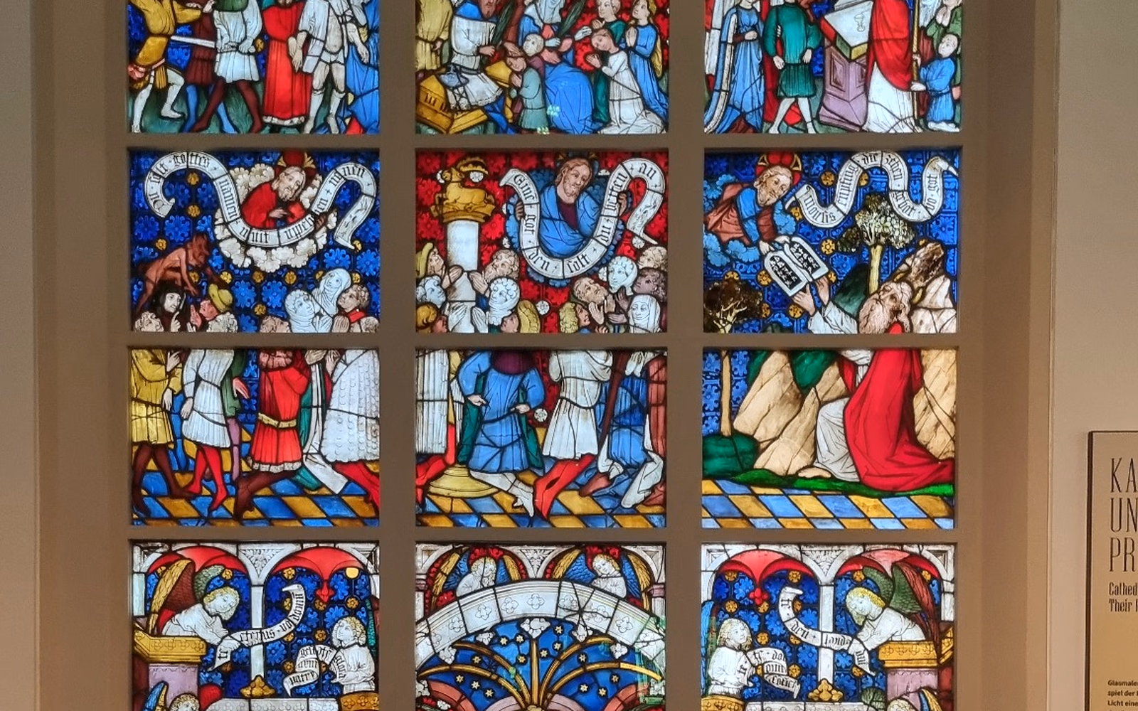Farbenreiches historisches Glasfenster im Museum Schnütgen; Aufnahme während Mkals Rundgang.